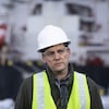 Le premier ministre David Eby parle au microphone au terminal portuaire  PKM Canada, à North Vancouver, le lundi 3 février 2025.