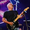 Gilmour joue de la guitare devant l'image d'un disque de vinyle.