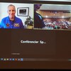 Un astronaute en conférence virtuel avec des élèves.
