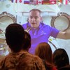Des élèves regardent l'écran où l'atronaute leur parle depuis sa station spatiale. 