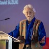 David Suzuki parle derrière un lutrin au centre d'événements et de congrès interactifs.
