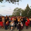 Des dizaines de personnes se sont rassemblées au parc Chief Whitecap pour une veillée à la bougie en faveur de Dawn Walker et de son fils Vinnie Jansen.