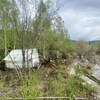 Une tente prospecteur sur une plateforme, avec de l'eau, à Rock Creek, près de Dawson, le 24 mai 2023.  