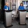 La chef du NPD, Rachel Notley, à gauche, et la chef du Parti conservateur uni, Danielle Smith, se préparent pour un débat à Edmonton le 18 mai 2023.
