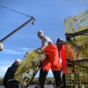 Des travailleurs s'affairent à décharger les casiers à homard au quai de Loggiecroft, au Nouveau-Brunswick.
