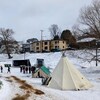 Des tentes et des gens près du lac Saint-Louis à La Tuque.