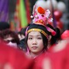 Une fille habillée en vêtements traditionnels, lors d'un défilé du Nouvel An lunaire à Vancouver