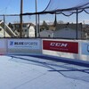 Une surface de hockey sur terrain synthétique. 