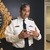 Le chef de la police, en uniforme, tient une conférence de presse dans l'entrée du commissariat.