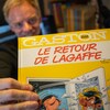 Delaf montre son album de Gaston Lagaffe.