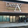La façade d'un magasin de cannabis de l'entreprise Delta 9 à Winnipeg. Quelques personnes font la file devant l'entrée.