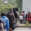 Des demandeurs d'asile en file au poste frontalier de Lacolle.