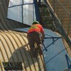Un ouvrier monte sur un toboggan géant en cours de démantèlement.