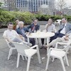 Sur la terrasse de la Maison de Radio-Canada, sept hommes sont rassemblés à une table pour célébrer leur départ à la retraite.