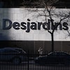 Le logo de Desjardins apparaît sur un édifice.