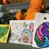 Des dessins sur des marches devant l'autel de l'église.