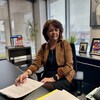 La mairesse de Rouyn-Noranda, Diane Dallaire, assise à son bureau.