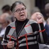 Diane Lebouthillier est debout à la Chambre des communes à Ottawa. 