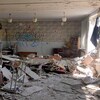 Une salle de classe dont le mur a été anéanti par une explosion.