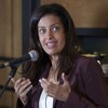 Dominique Anglade parle dans un micro, en marge du caucus de son parti à Orford.