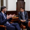 Don Iveson et Justin Trudeau en pleine discussion assis un à côté de l'autre.
