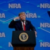 Le président Donald Trump s'adresse aux membres de la National Rifle Association (NRA) réunis à Indianapolis, Indiana