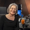 L'animatrice de l'émission radio « Pour faire un monde », Doris Labrie, dans le studio de Radio-Canada à Regina, le 26 avril 2024.