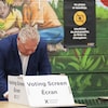 Doug Ford photographié en train de voter devant une interdiction de photographier.
