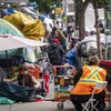 Des personnes dans le village de tentes sur la rue East Hasting du quartier Downtown Eastside de Vancouver, le 3 août 2022.
