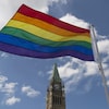 Le drapeau de la fierté flotte après une cérémonie sur la colline du Parlement, le 1er juin 2016, à Ottawa.