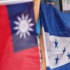 Des personnes tiennent les drapeaux nationaux du Honduras et de Taïwan lors d'une manifestation sur le campus de l'Université nationale de Taïwan, à Taipei, le 25 mars 2023.