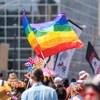 Une personne porte un drapeau LGBT lors du défilé de la Fierté à Saskatoon, en Saskatchewan, le 18 juin 2022.