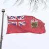 Le drapeau du Manitoba flotte devant le Palais législatif à Winnipeg, le 12 avril 2022.