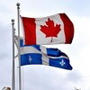Les drapeaux du Canada et du Québec.