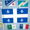 Le drapeau québécois est au centre, en plus gros, avec 10 drapeaux de la francophonie, autour.