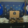 46,9 kg de cocaïne en brique et 47,5 kg de cristaux de méthamphétamine sur une table.