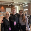 Vanisha Beault en compagnie de sa fille Eden Ericksen et de l’agente de police Stacey McKinnon.. 