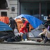 Des résidents du quartier défavorisé Downtown Eastside à Vancouver, en août 2022.