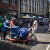 Des gens forcés de quitter un village de tentes dans le quartier Downtown Eastside à Vancouver, le 9 août 2022.