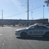 Une voiture de police bloque l'entrée de l'école secondaire.