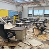 Débris dans une classe sans toit. 