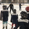 De joueurs d'âge mineur s'entraînent sur la glace.