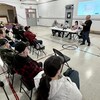 Un comité s'adresse à des parents