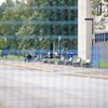 Un agent de sécurité assis près de l'École secondaire Mont-Bleu.