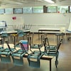 Une classe, avec les chaises sur les pupitres.