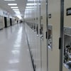 Les casiers dans un couloir d'établissement scolaire