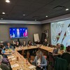 Sur des tables disposées en U, des gens discutent et analysent des documents dans l'une des salles de l'hôtel Delta de Jonquière.