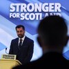 Humza Yousaf tient un discours après sa victoire.