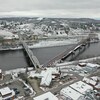 Photographie aérienne des deux ponts sur le fleuve Saint-Jean.