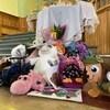 Peluches, jouets et dessins décorent le sol d'une église en hommage.
